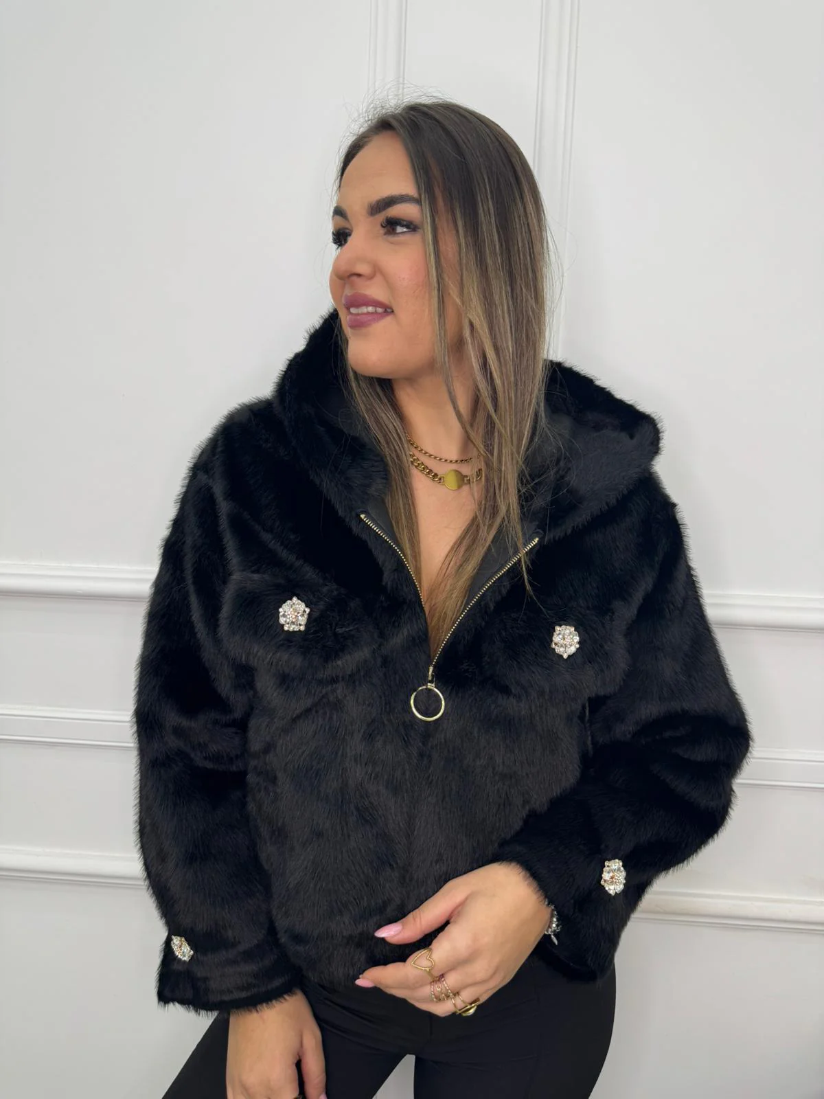 Pelliccia eco con cappuccio e con bottoni gioiello - immagine 7