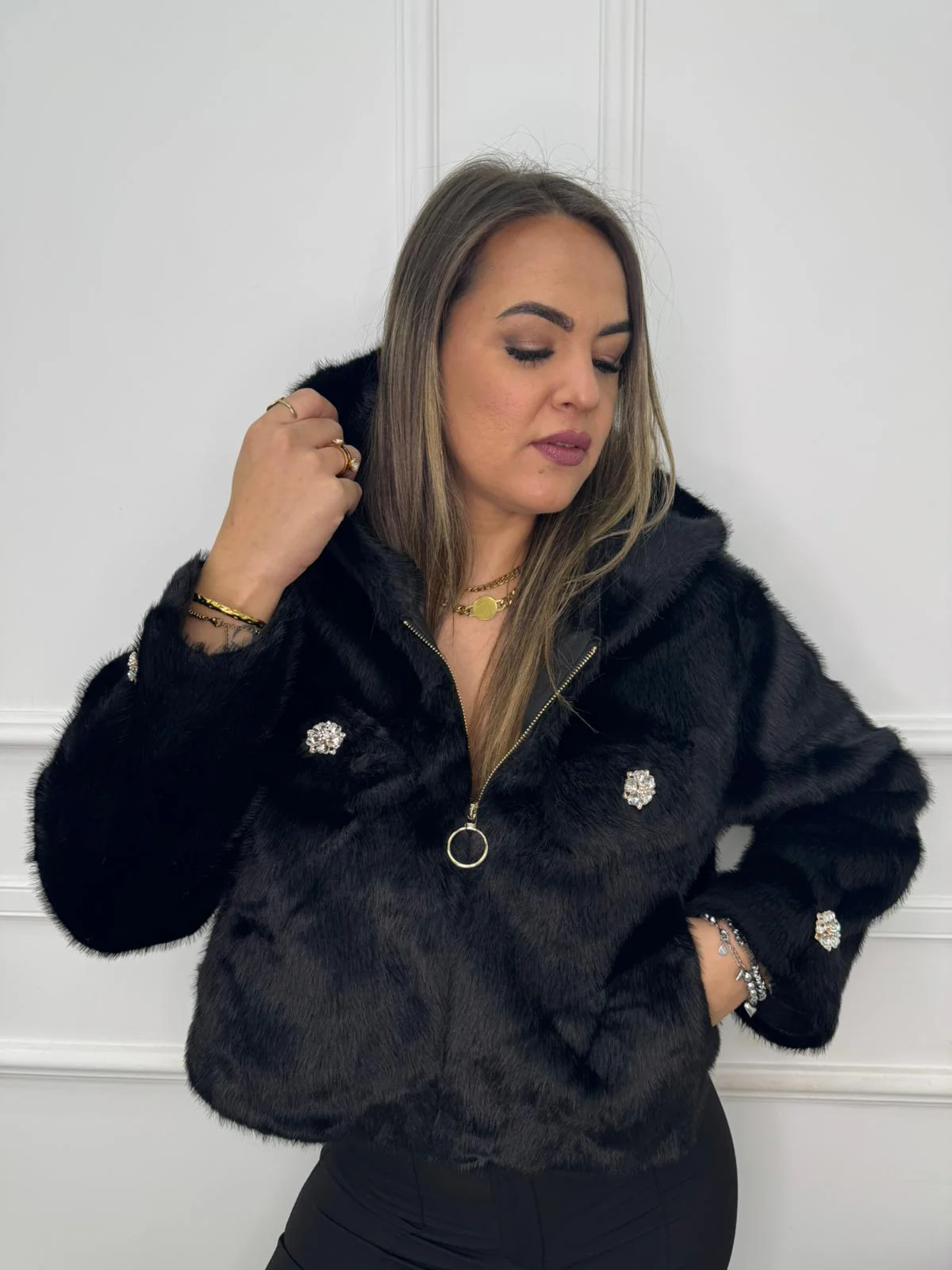 Pelliccia eco con cappuccio e con bottoni gioiello - immagine 6