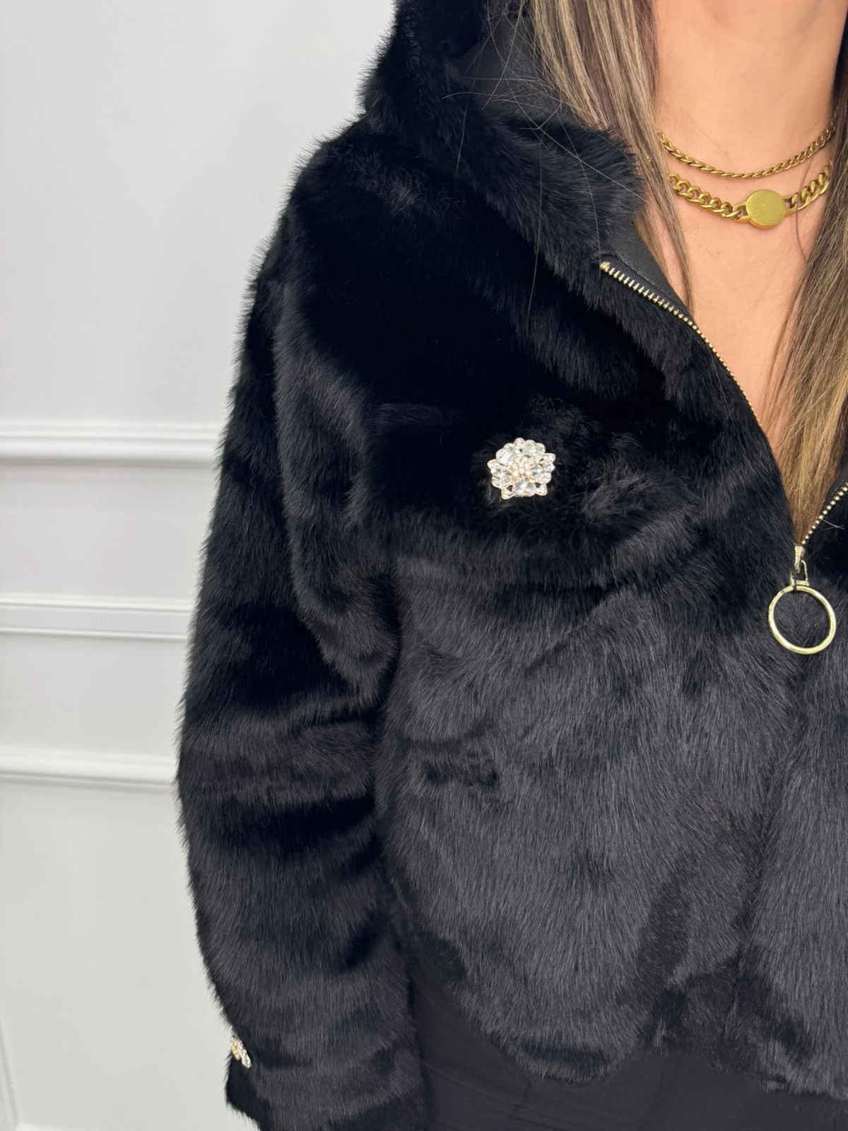 Pelliccia eco con cappuccio e con bottoni gioiello - immagine 9