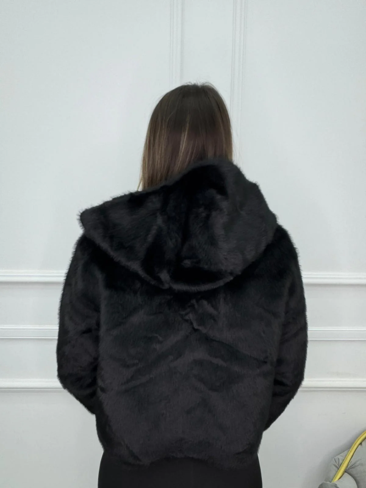 Pelliccia eco con cappuccio e con bottoni gioiello - immagine 8