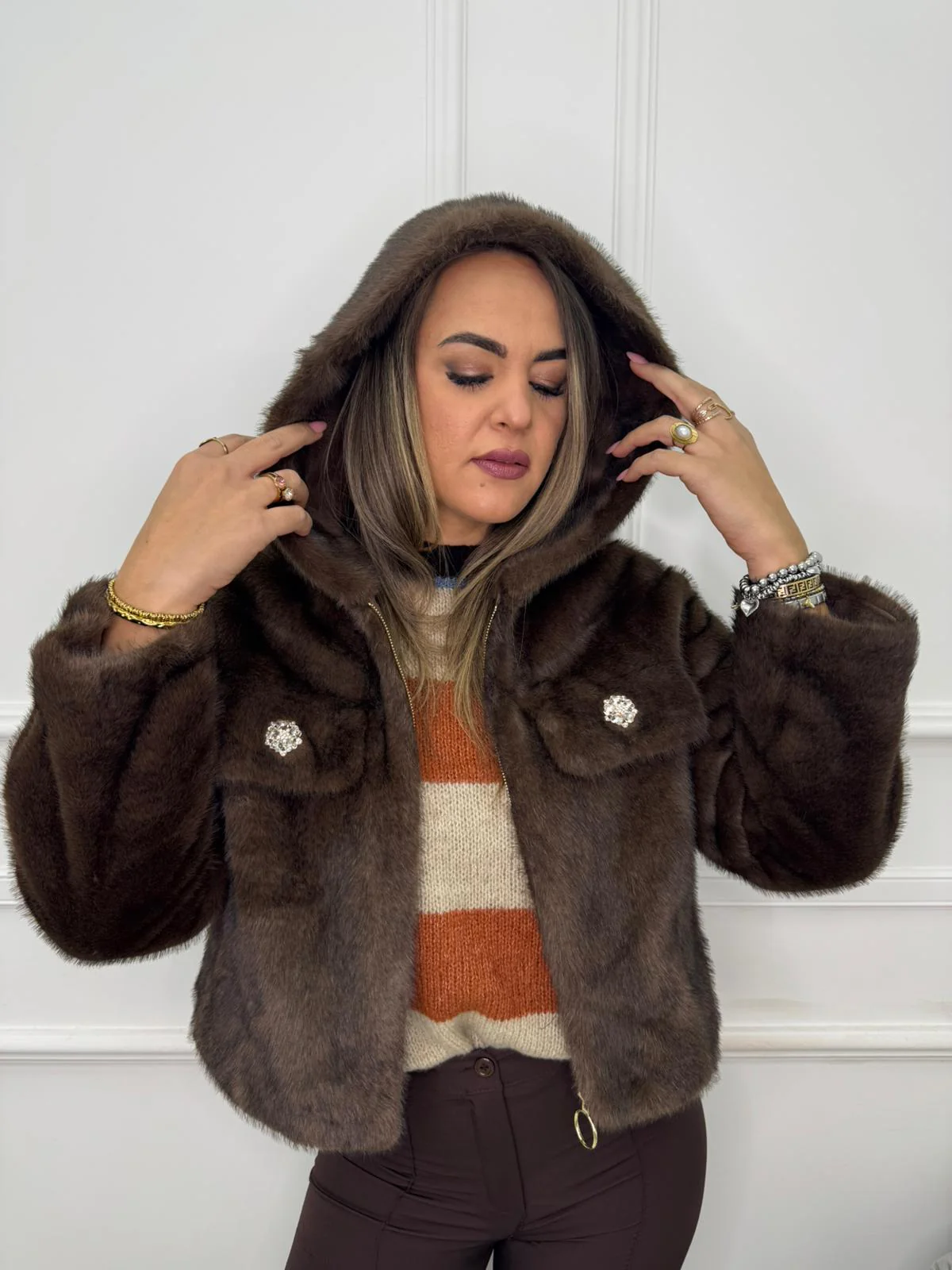 Pelliccia eco con cappuccio e con bottoni gioiello - immagine 3