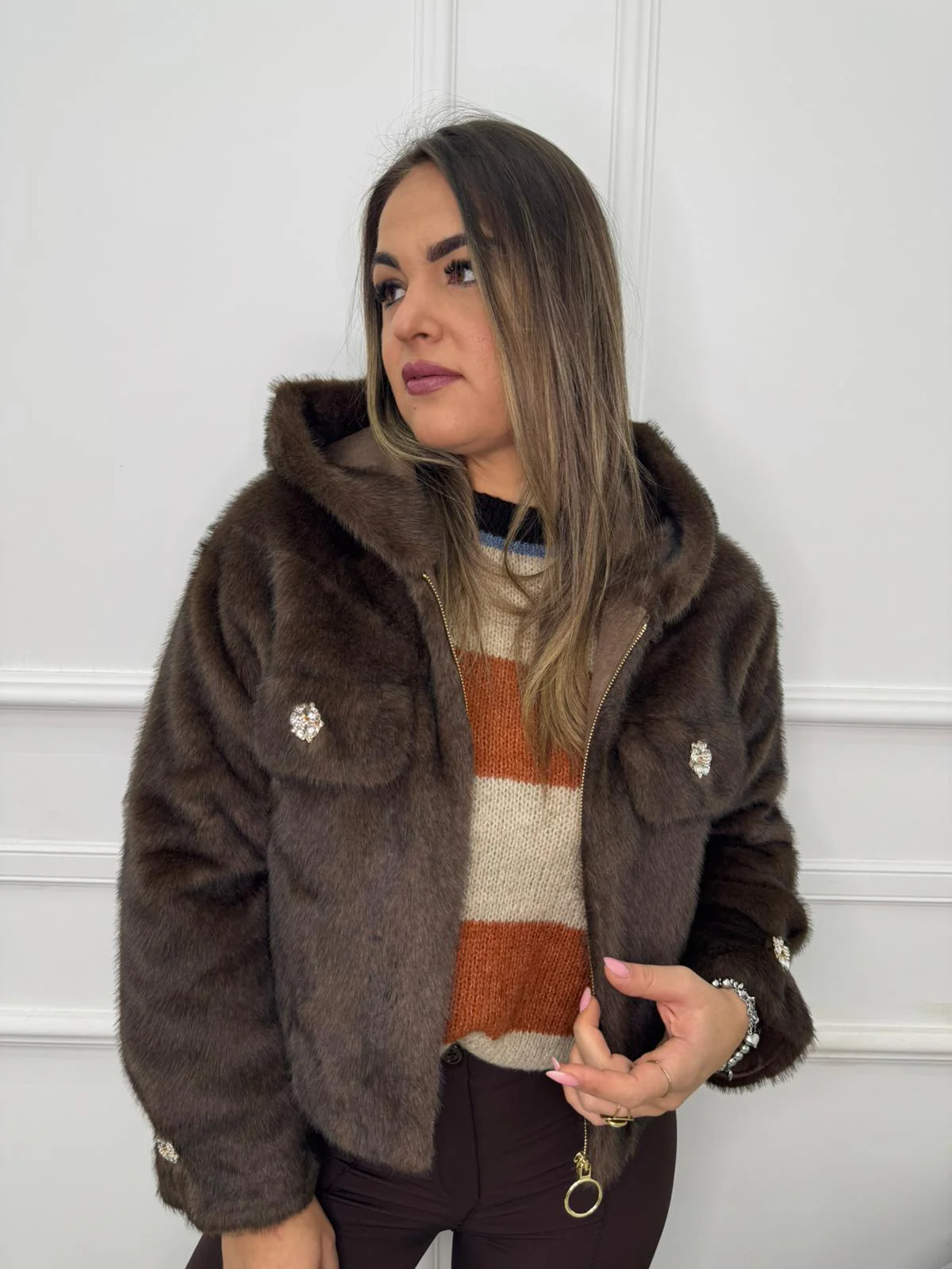 Pelliccia eco con cappuccio e con bottoni gioiello - immagine 2