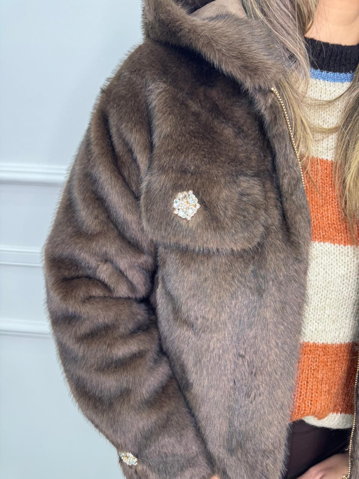 Pelliccia eco con cappuccio e con bottoni gioiello - immagine 4