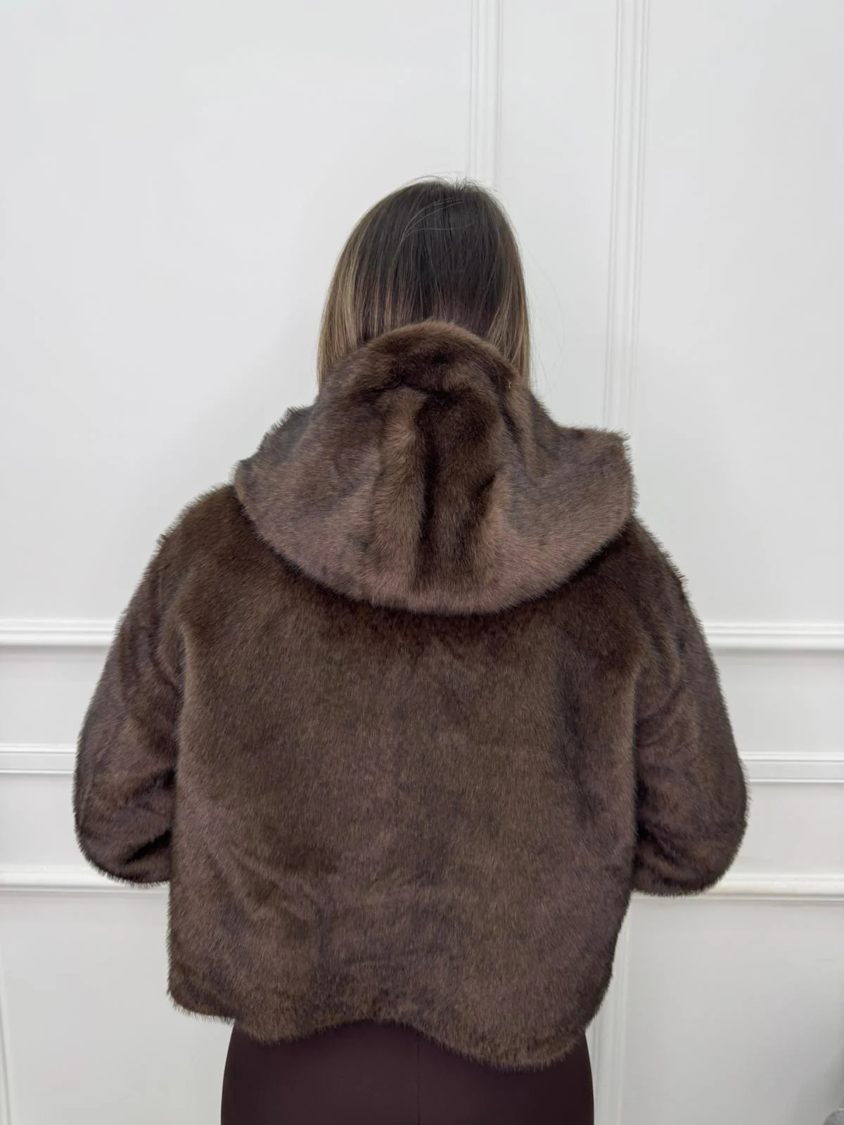 Pelliccia eco con cappuccio e con bottoni gioiello - immagine 5