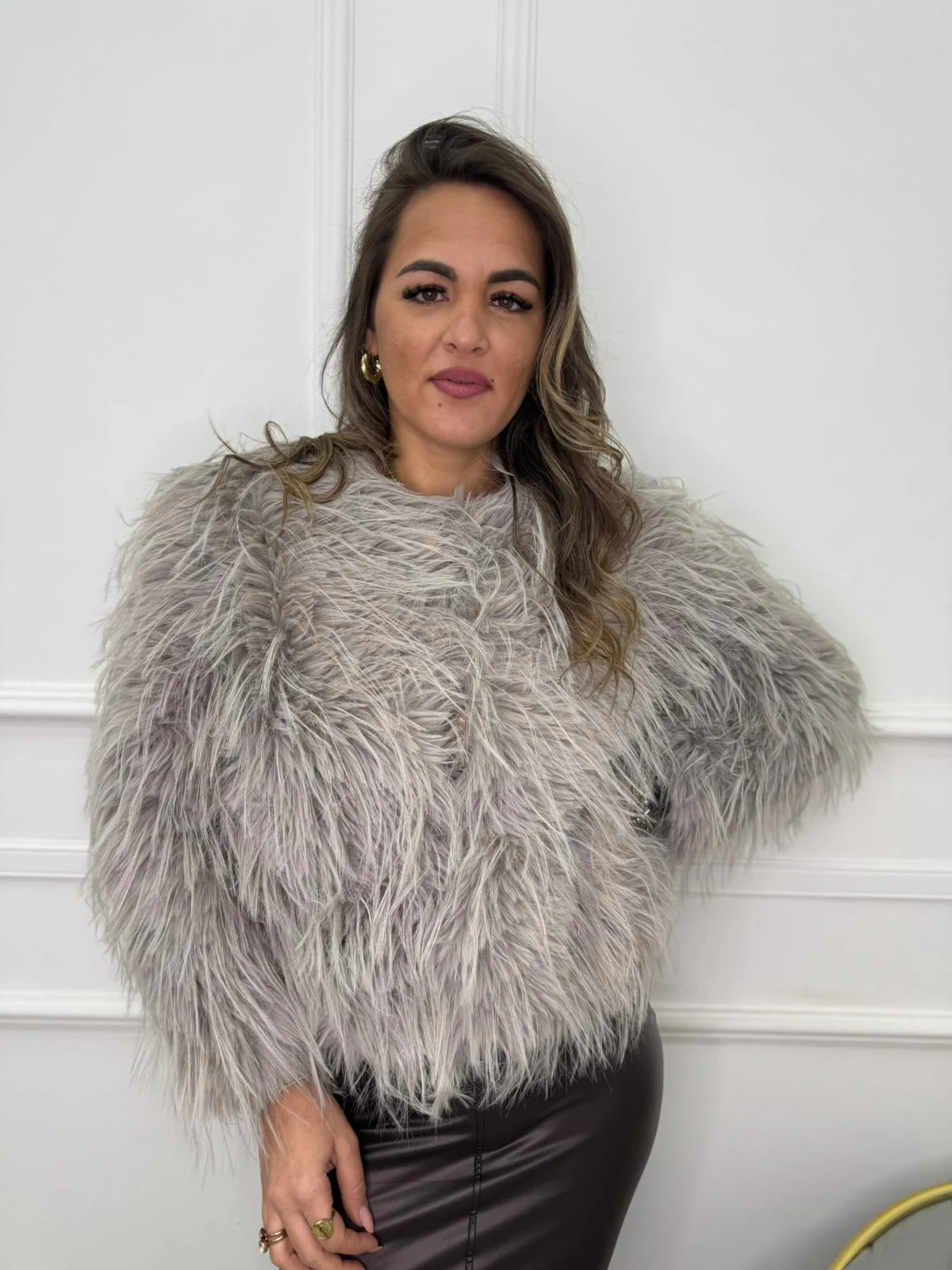 Pelliccia eco giro collo a pelo lungo - immagine 5