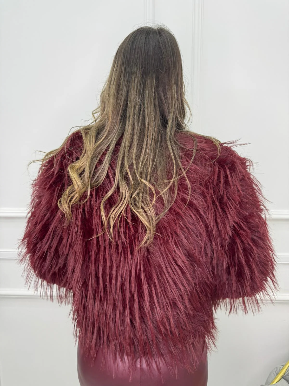 Pelliccia eco giro collo a pelo lungo - immagine 3