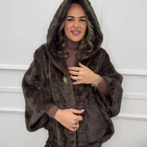 Pelliccia eco modello mantella con bottone gioiello