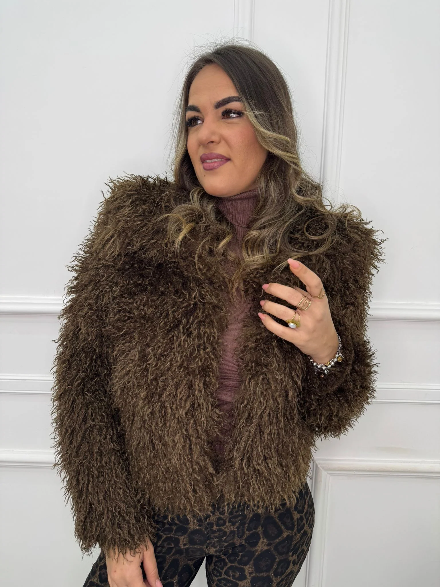 Pelliccia eco tinta unita con pelo particolare - immagine 5