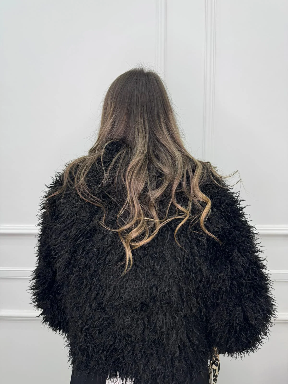 Pelliccia eco tinta unita con pelo particolare - immagine 4