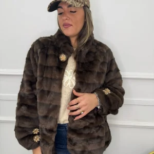 Pelliccia eco striata con bottoni gioiello