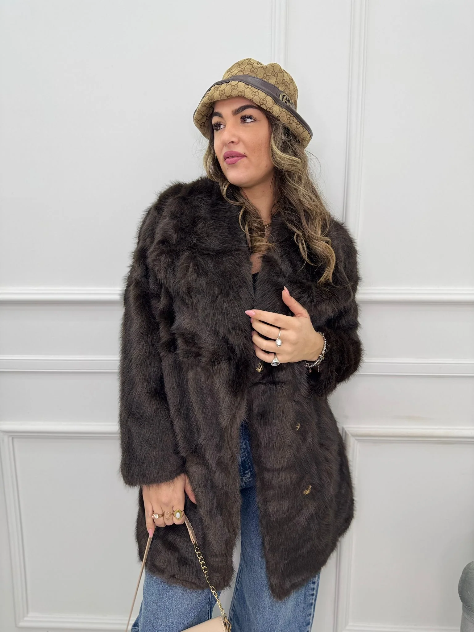 Pelliccia eco modello lungo con collo ampio - immagine 5