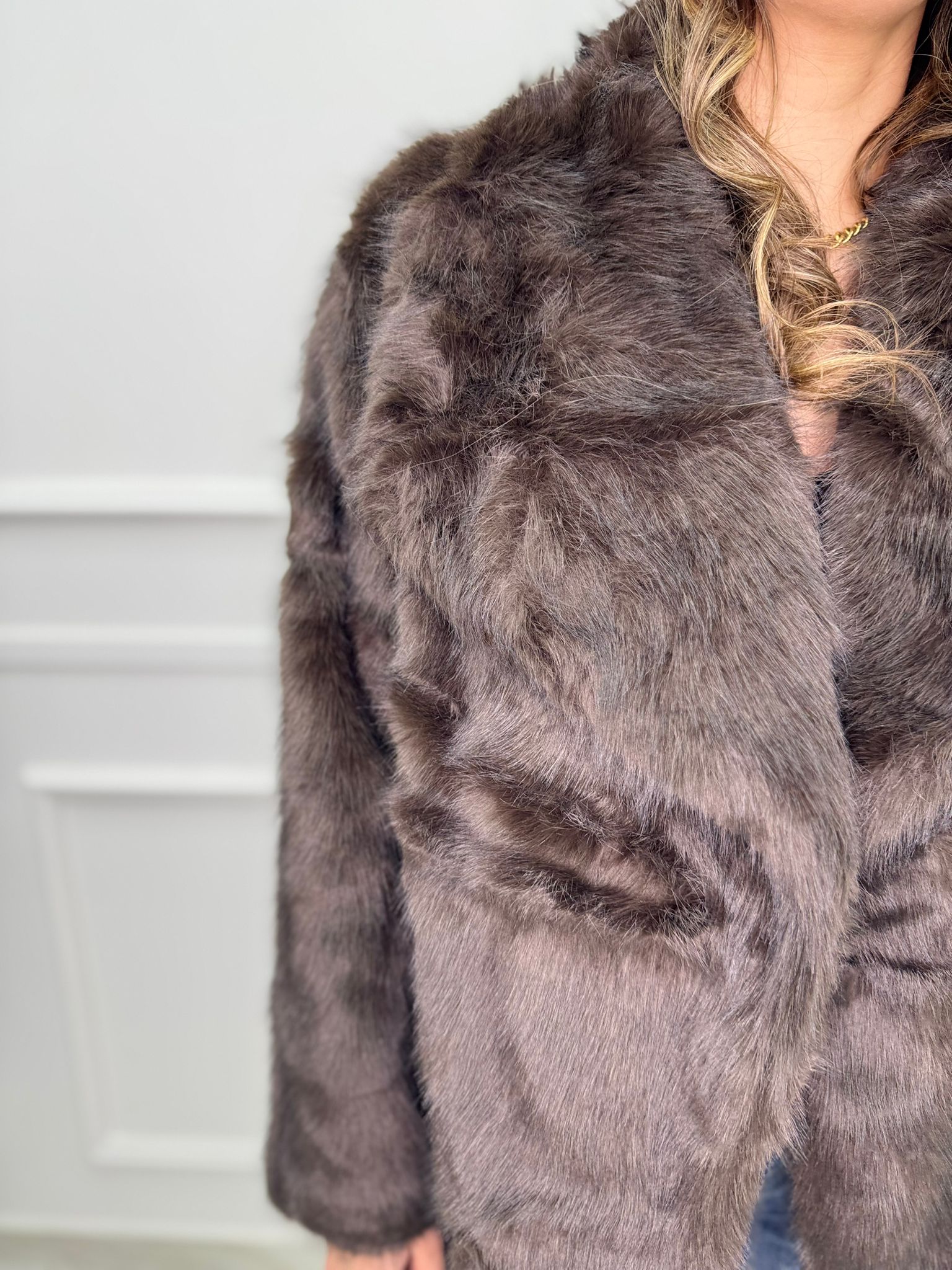 Pelliccia eco modello lungo con collo ampio - immagine 7