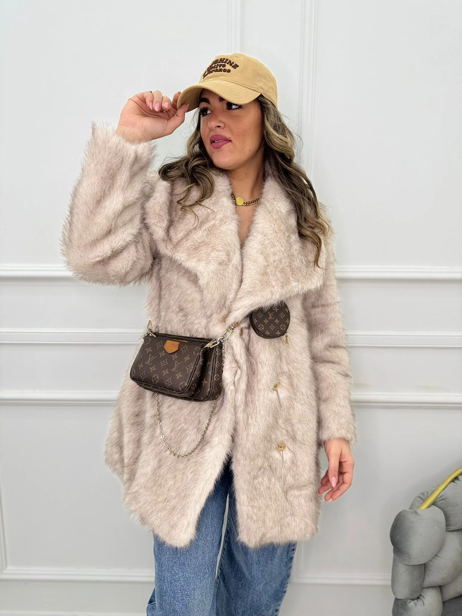 Pelliccia eco modello lungo con collo ampio - immagine 2