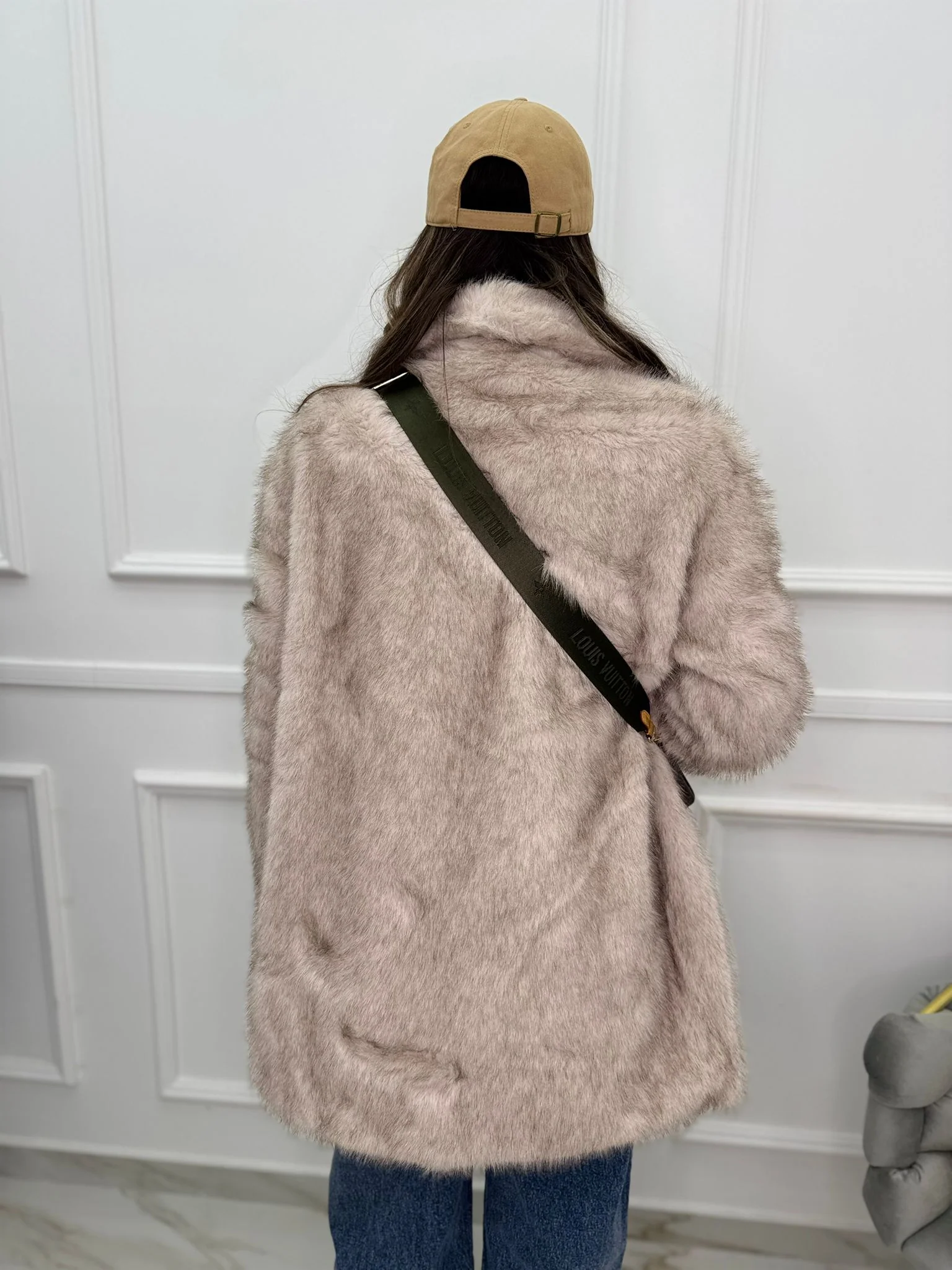 Pelliccia eco modello lungo con collo ampio - immagine 3