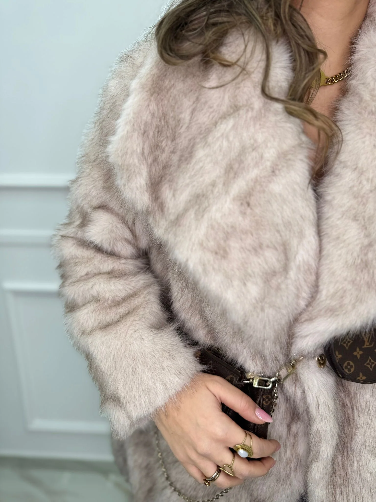 Pelliccia eco modello lungo con collo ampio - immagine 4