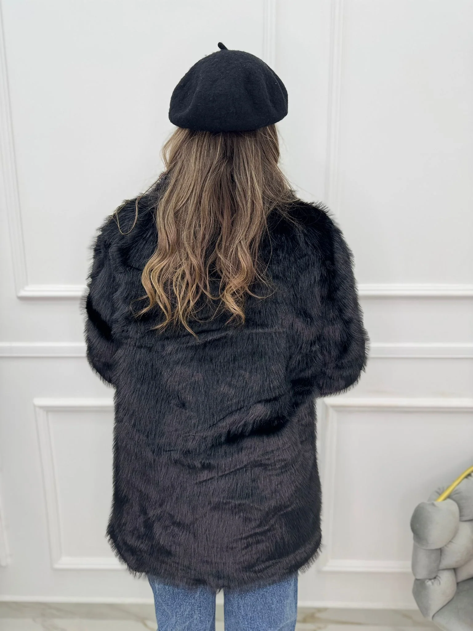 Pelliccia eco modello lungo con collo ampio - immagine 9