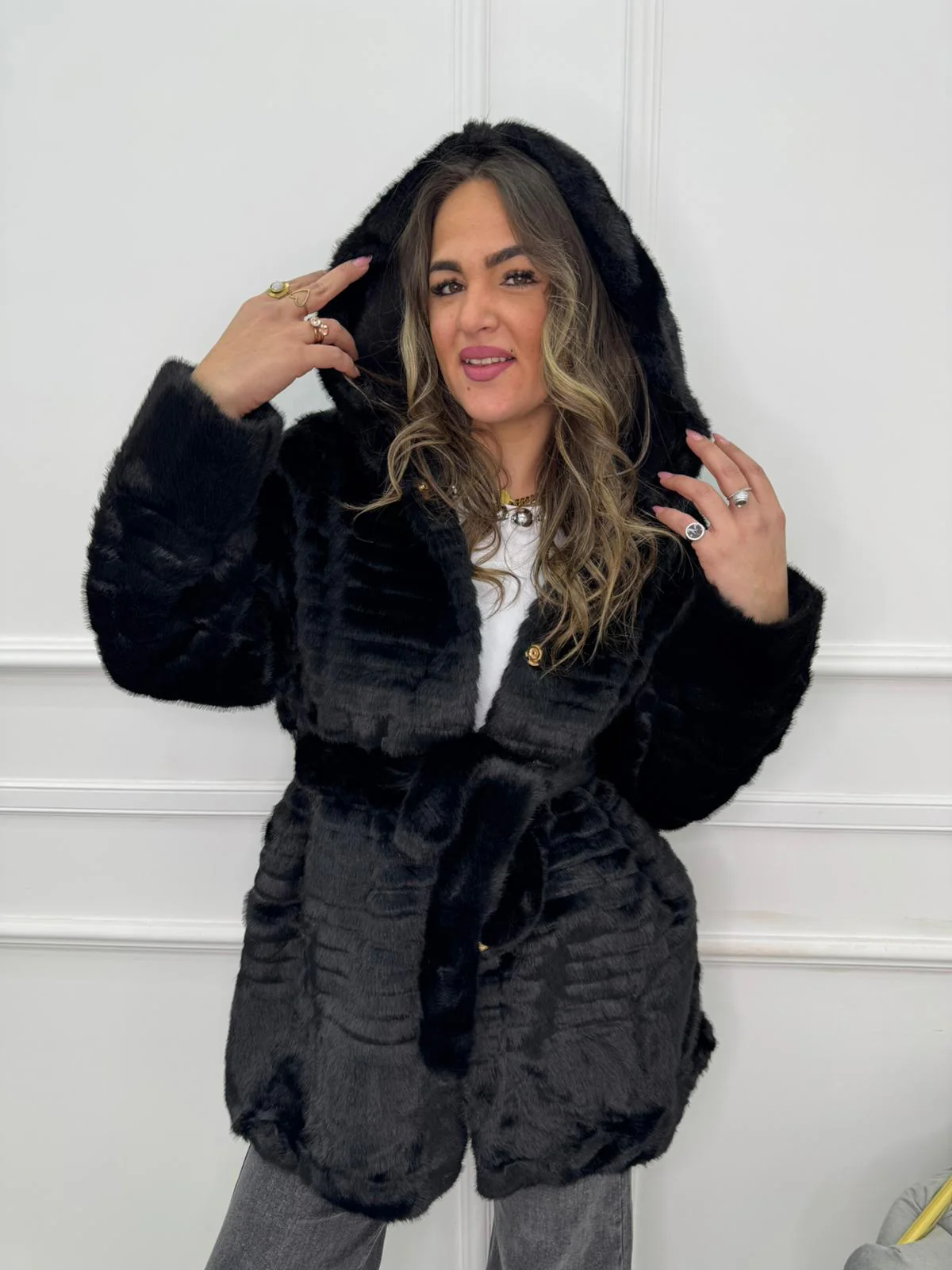 Pelliccia eco lunga con cappuccio e cintura in vita - immagine 5