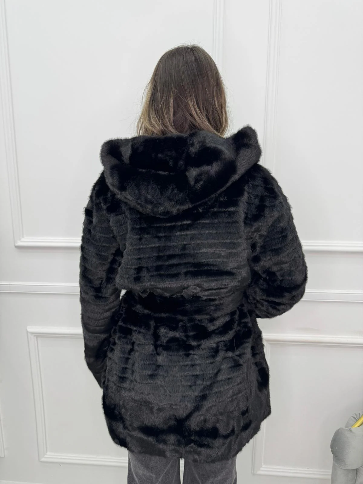 Pelliccia eco lunga con cappuccio e cintura in vita - immagine 6