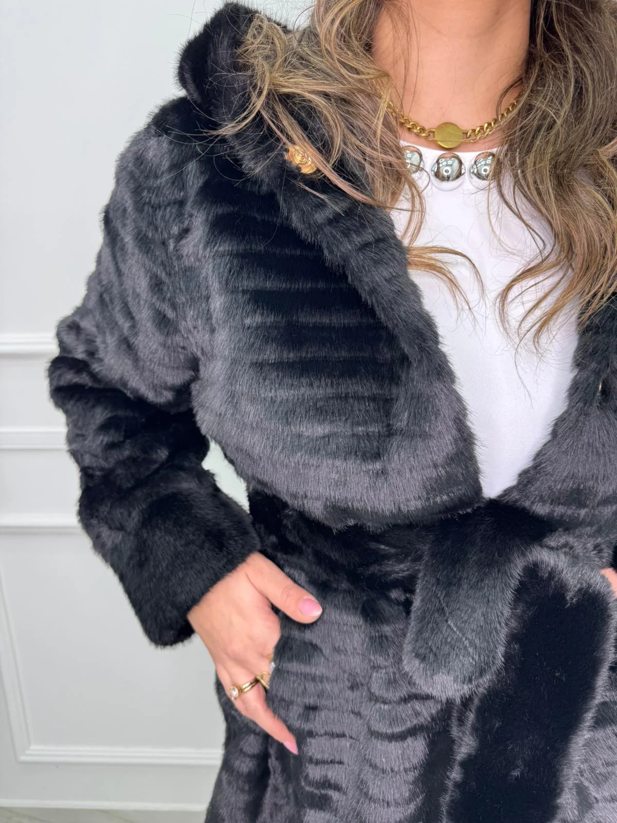 Pelliccia eco lunga con cappuccio e cintura in vita - immagine 7