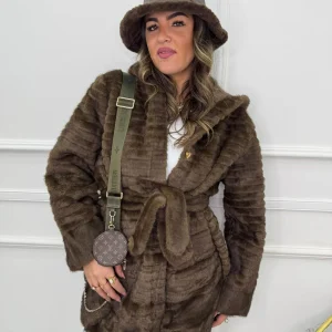 Pelliccia eco lunga con cappuccio e cintura in vita