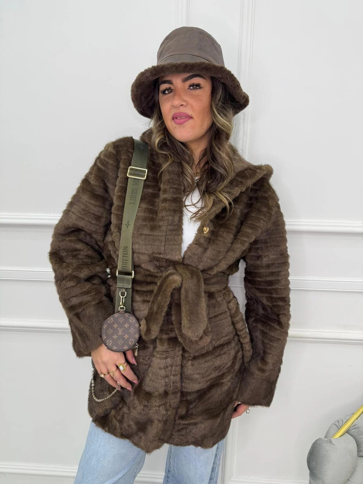 Pelliccia eco lunga con cappuccio e cintura in vita - immagine 2