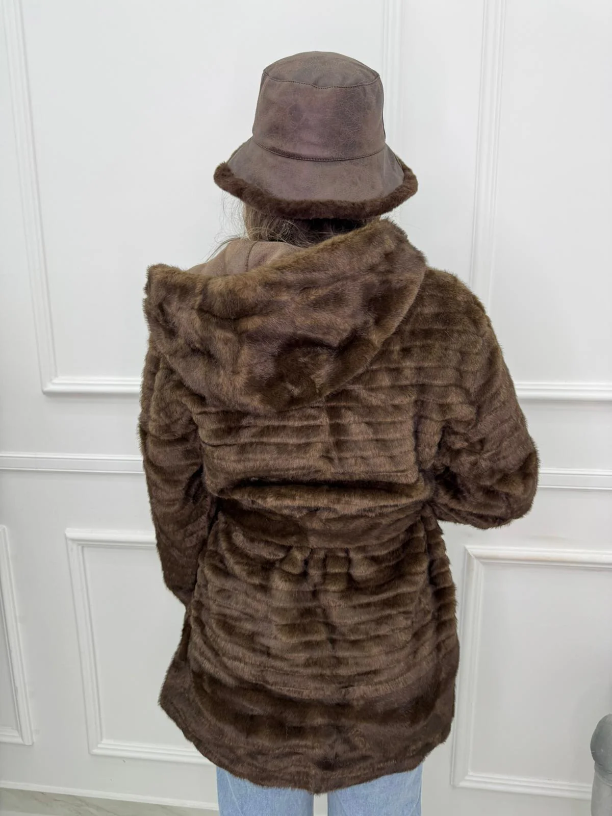 Pelliccia eco lunga con cappuccio e cintura in vita - immagine 3