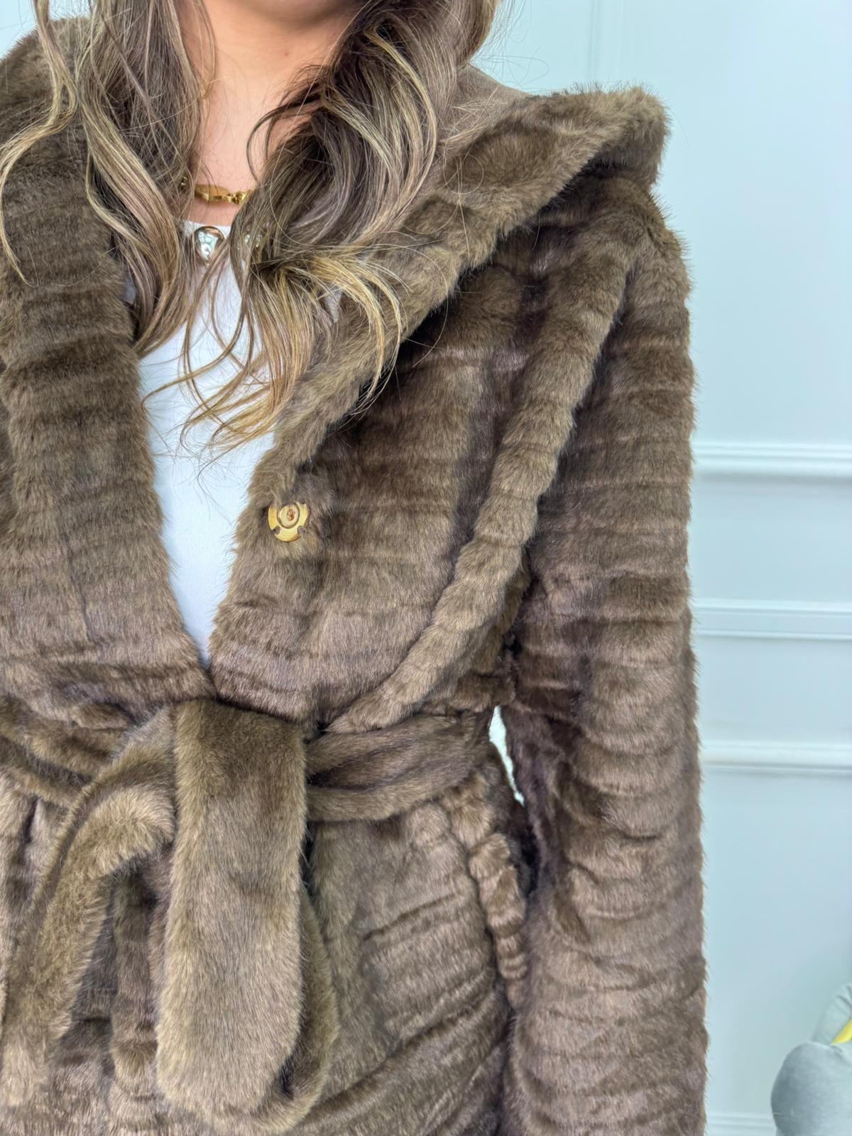 Pelliccia eco lunga con cappuccio e cintura in vita - immagine 4