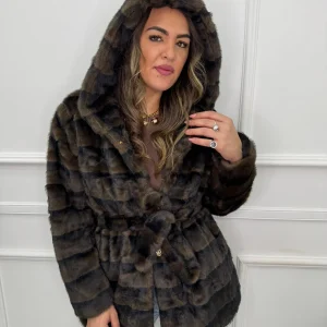 Pelliccia marrone striata con cappuccio e cintura