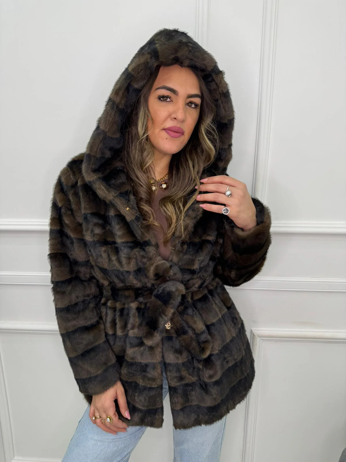 Pelliccia marrone striata con cappuccio e cintura - immagine 2