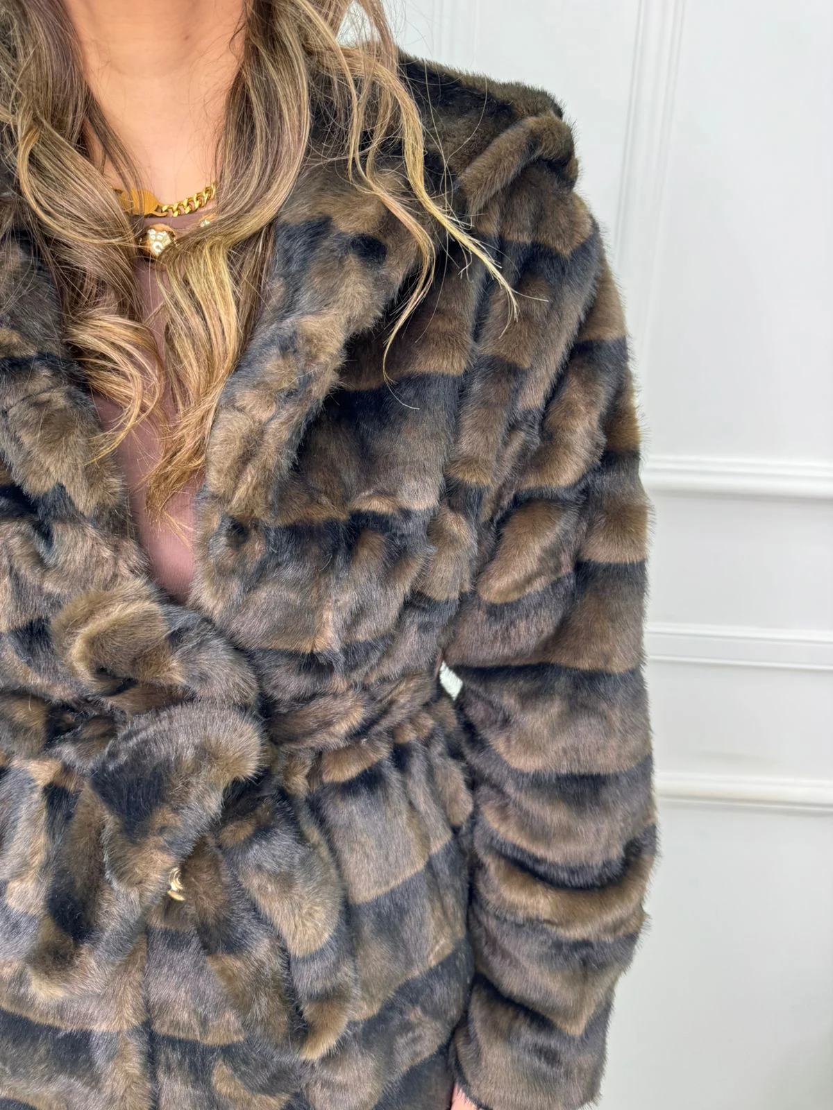 Pelliccia marrone striata con cappuccio e cintura - immagine 3