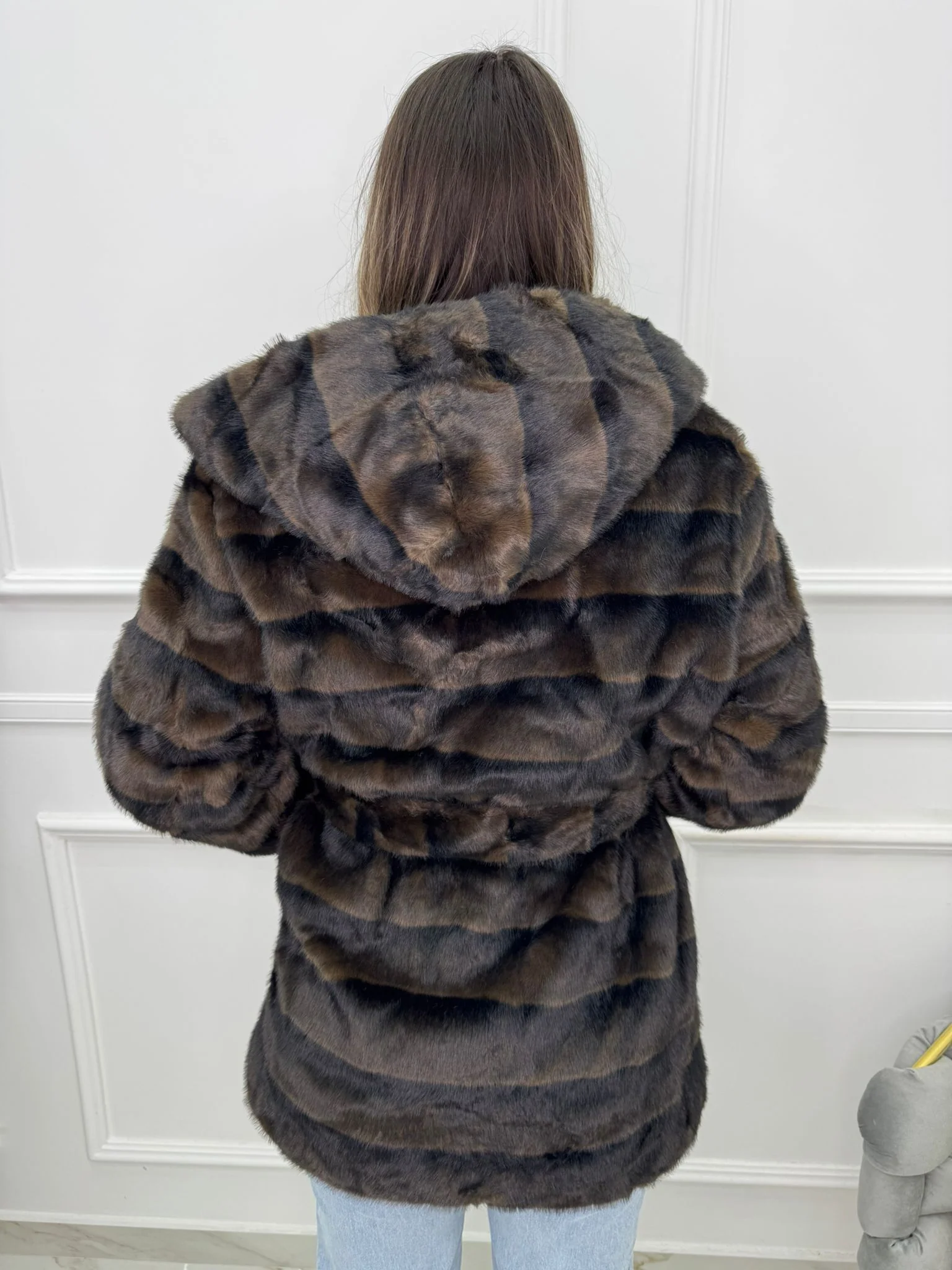 Pelliccia marrone striata con cappuccio e cintura - immagine 4