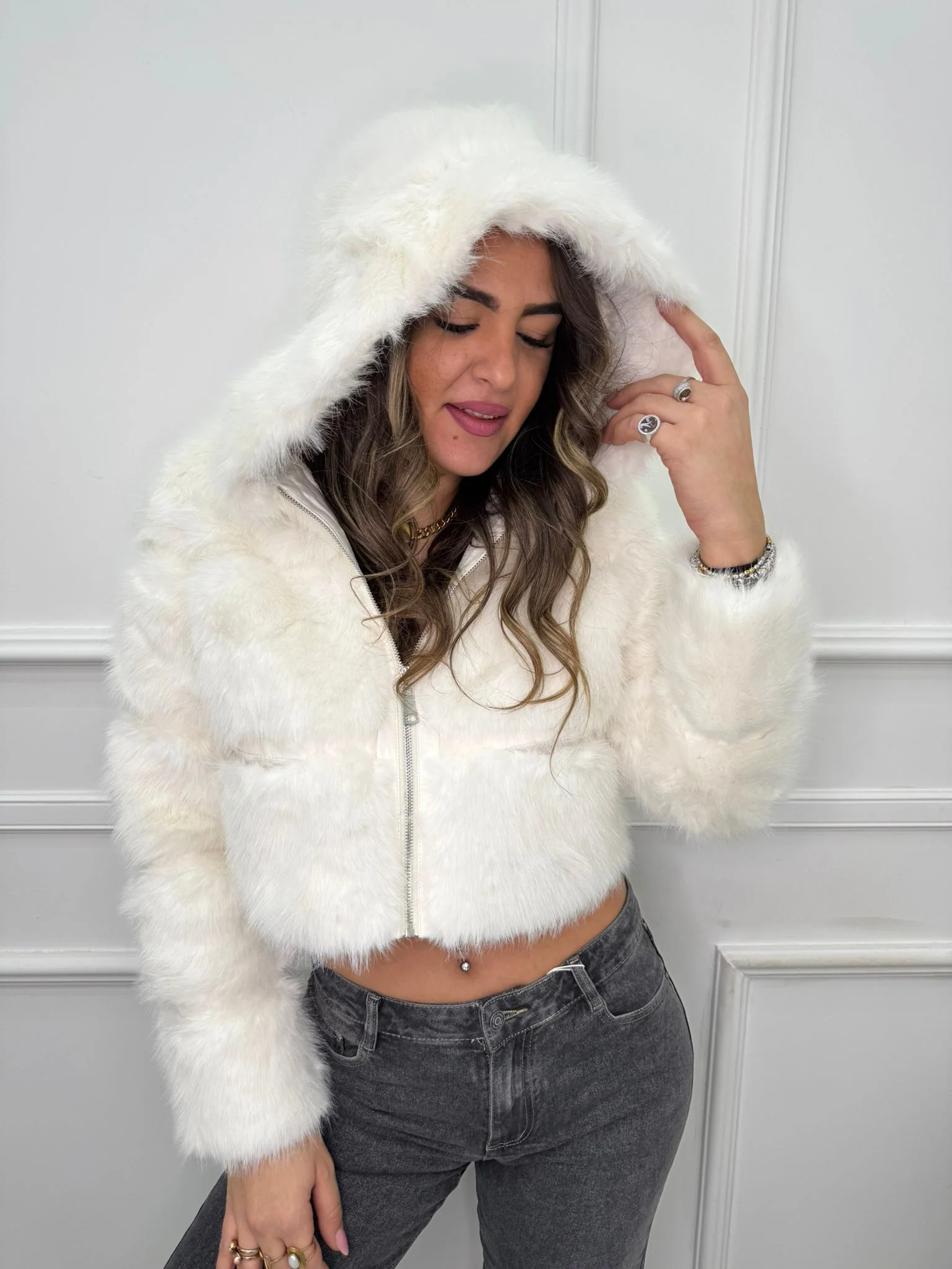 Pelliccia crop tinta unita con zip e cappuccio - immagine 6