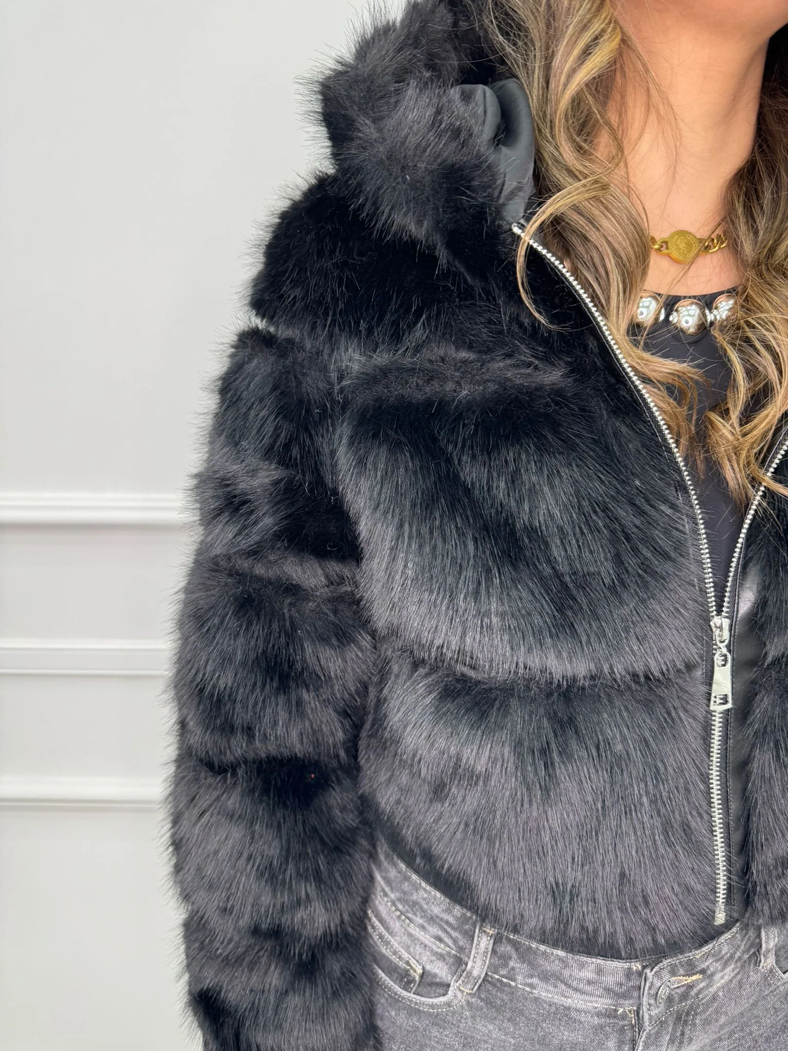 Pelliccia crop tinta unita con zip e cappuccio - immagine 5