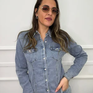 Camicia di jeans lavaggio chiaro con bottoni madre perla