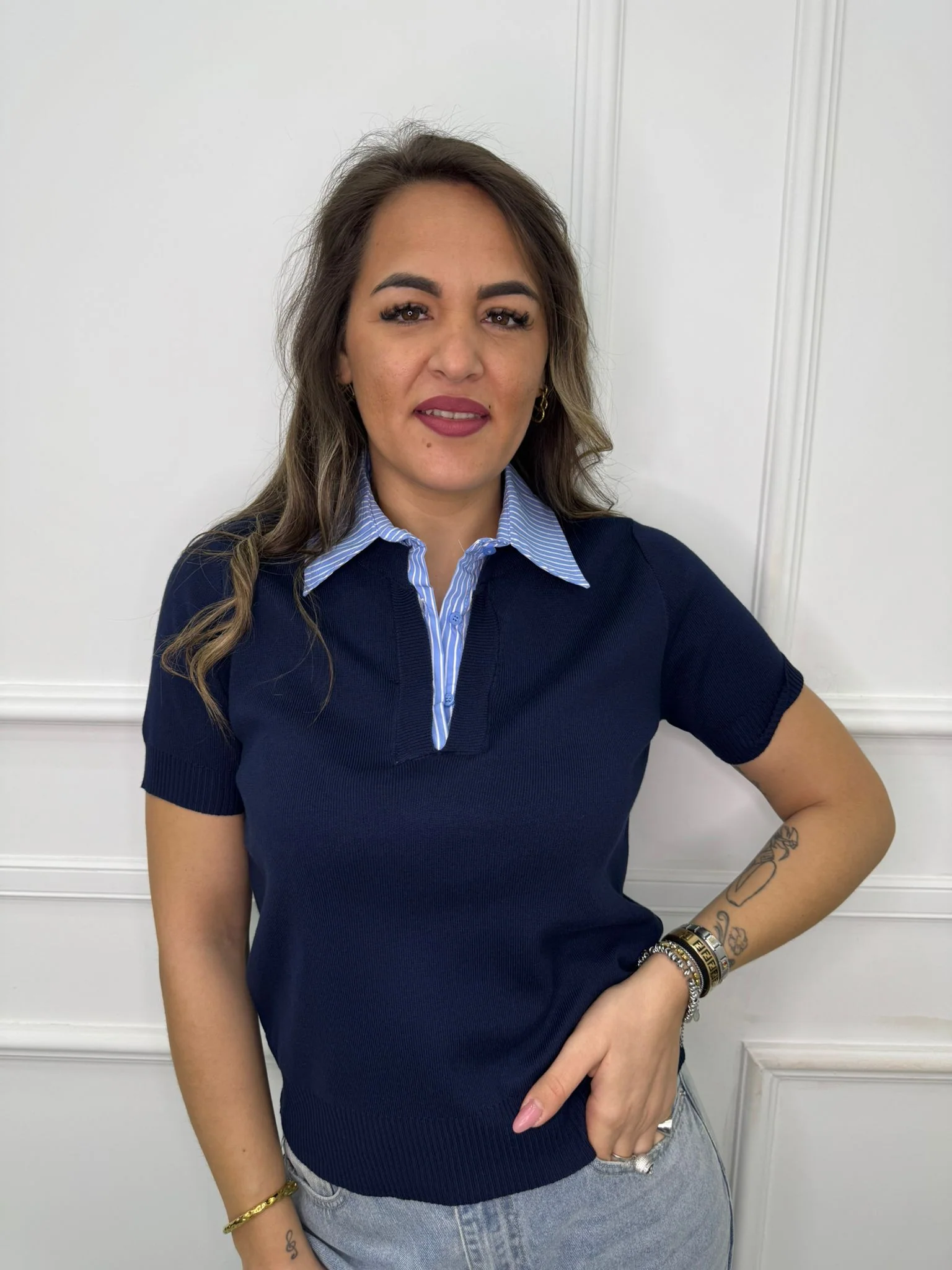 Polo tinta unita con finta camicia a righe - immagine 2