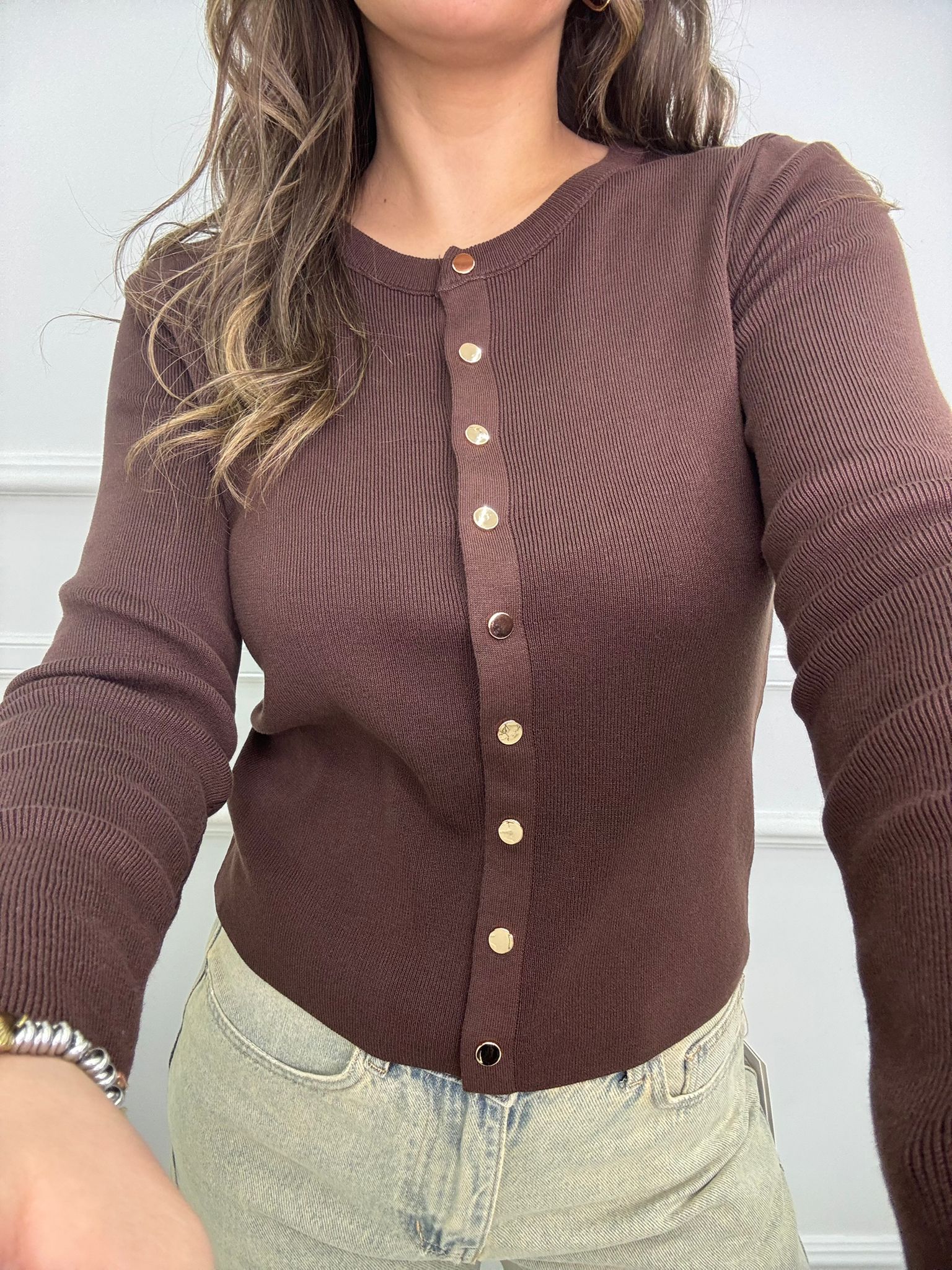 Cardigan in filo tinta unita con bottoni oro - immagine 5