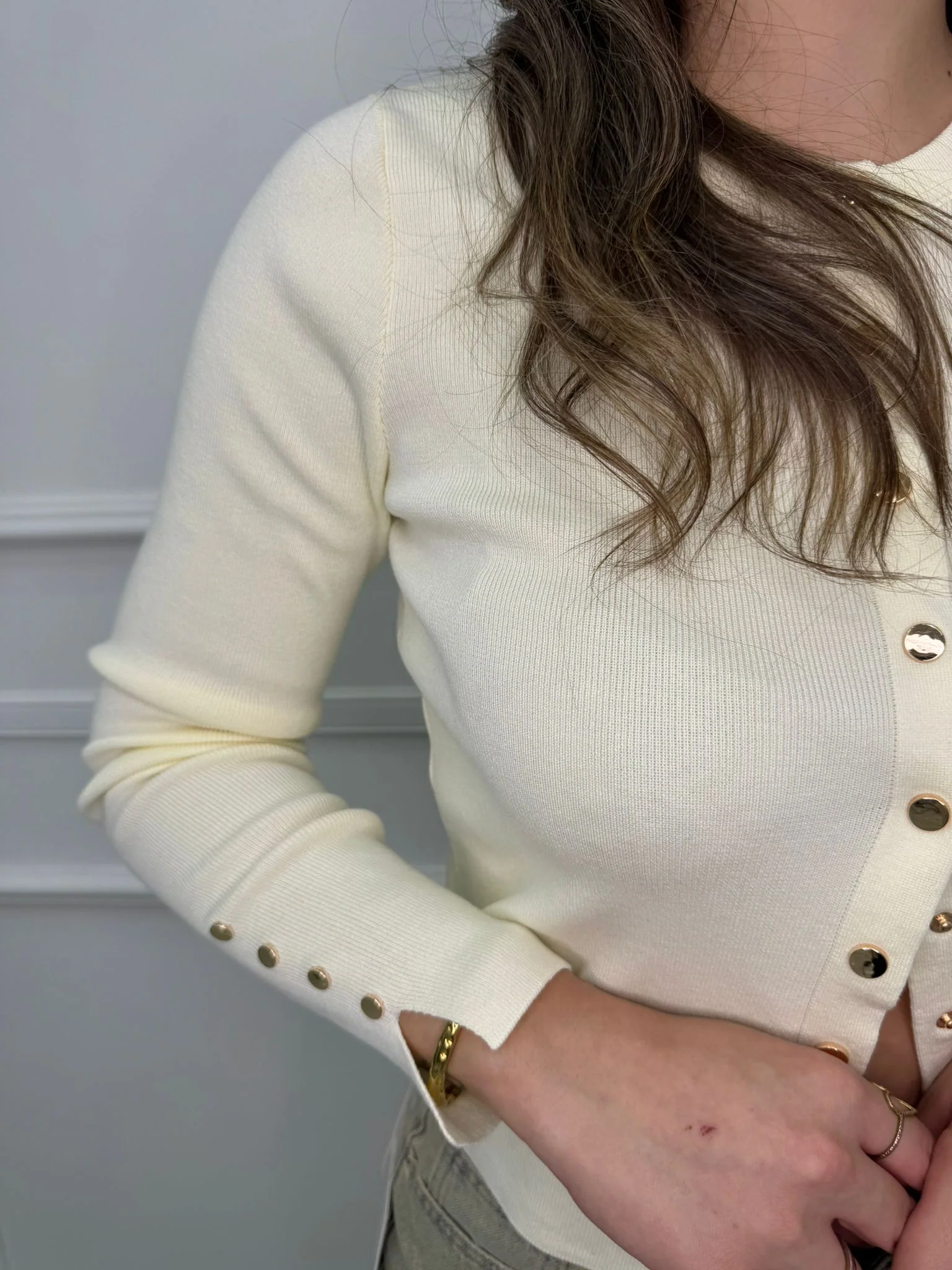 Cardigan in filo tinta unita con bottoni oro - immagine 3