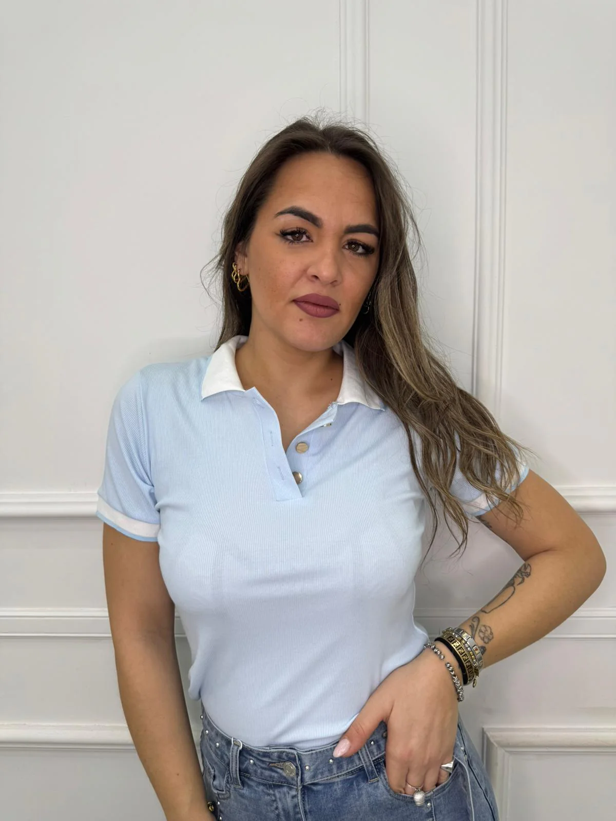 Polo a costine con colletto bianco