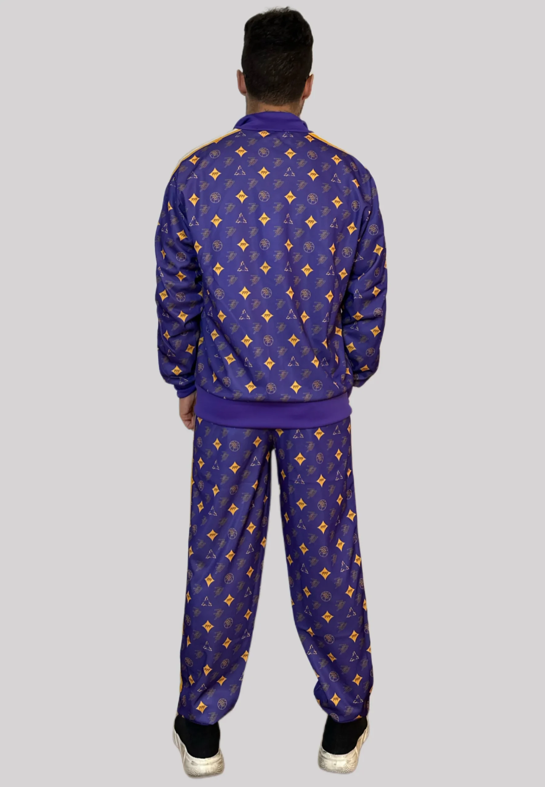 Tony Effe Completo tuta in triacetato TRIPLOSETTE 777 giacca zip + pantalone stampa NBA viola/giallo - immagine 3